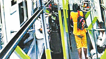 黃衣女子在車廂內持刀威脅乘客索財。（互聯網圖片）
