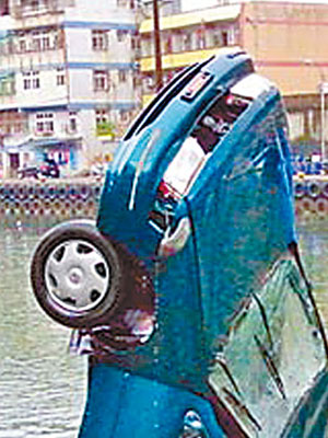 兩死者的車輛被吊上岸，擋風玻璃嚴重破損。（互聯網圖片）
