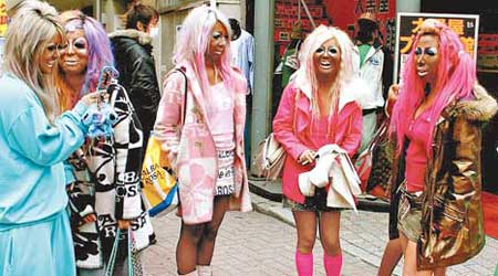 上世紀九十年代，涉谷街頭隨處可見作Gyaru打扮的年輕女孩。