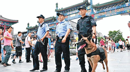 北京警員攜警犬在前門大街巡邏。（互聯網圖片）