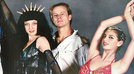 貝里達爾（右二）曾在學校參與芭蕾舞團。（互聯網圖片）