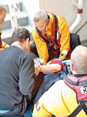 救援人員處理受傷乘客。（互聯網圖片）