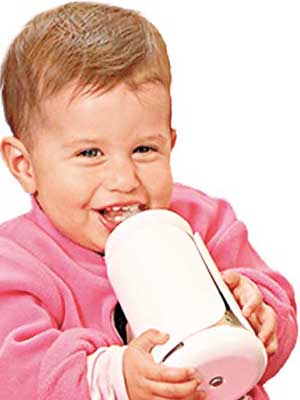 智能奶樽套可助新手父母掌握寶寶的進食狀況。 （互聯網圖片）