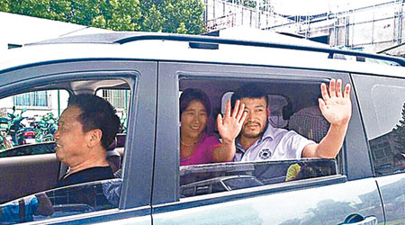 孫正龍與妻子兩人在車內揮手致意。（互聯網圖片）