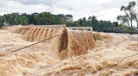 巴拉那州連日豪雨，橋樑被水淹沒。（互聯網圖片）