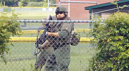 全副武裝的警員在校園戒備。（互聯網圖片）