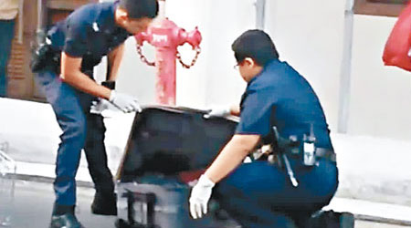首先到場調查的警員，打開行李篋後不禁後退倒抽一口氣。（互聯網圖片）