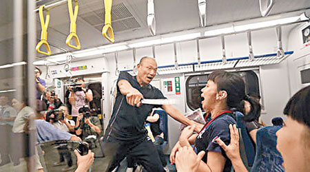 鐵路警察扮持刀歹徒，在車廂「砍殺」乘客。（互聯網圖片）