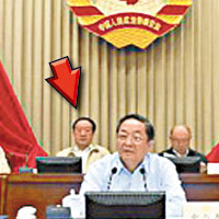 令計劃（前排左）與蘇榮（箭嘴示）曾一同出席全國政協會議。（互聯網圖片）