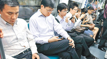 有統計指新加坡約八成七人擁有智能手機。（互聯網圖片）