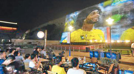 南京球迷於明代城牆觀看投影世界盃賽事。（互聯網圖片）
