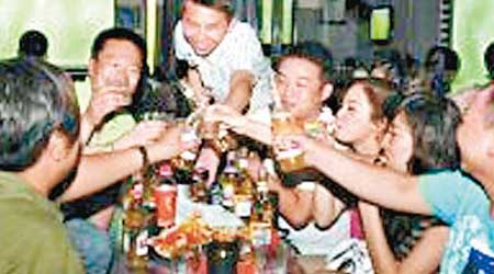 內地球迷在酒吧狂歡慶祝世界盃球賽。（互聯網圖片）