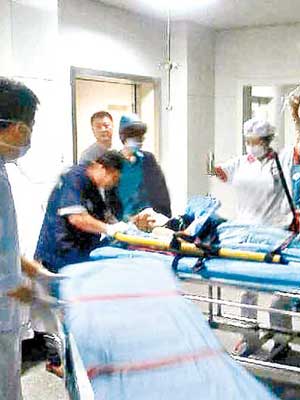 醫護人員搶救墮樓女子。（互聯網圖片）