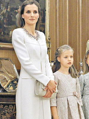 西班牙王后萊蒂齊亞與兩名女兒。