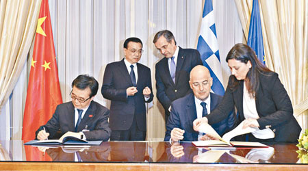 中國與希臘代表簽署合作文件，李克強（後左）與希臘總理薩馬拉斯（後右）一同見證。（中新社圖片）