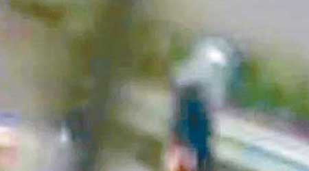 警方發放艾馬尼亞最後身影的閉路電視片段，可見她身穿罩袍。（互聯網圖片）