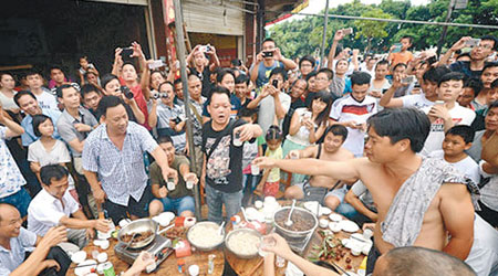 不少市民到大牌檔吃狗肉過節。（互聯網圖片）