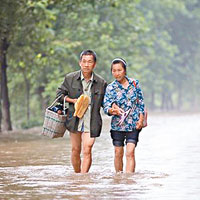 廣西<br>廣西水浸，一對夫婦要涉水而行。（互聯網圖片）