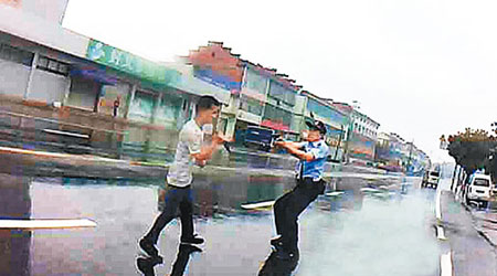 持刀男子與警員對峙。（互聯網圖片）