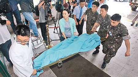 救護人員以擔架將受傷的林姓士兵送院救治。（互聯網圖片）