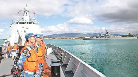 導彈驅逐艦海口號駛入夏威夷珍珠港碼頭。（互聯網圖片）