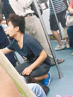 網民拍下殘疾男子在車廂乞討照片。（互聯網圖片）