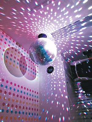 不少卡拉ＯＫ房都設有鏡面反射玻璃球。（互聯網圖片）