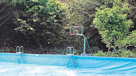 籃球場被改建成游泳池。（互聯網圖片）