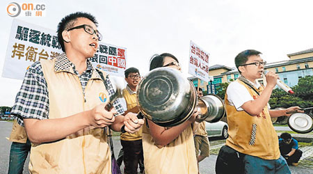 酒店外<br>在張志軍下榻酒店外，台聯成員敲打鍋瓢示威。（本報台灣傳真）