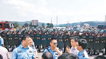 大批武警持盾牌在場戒備。（互聯網圖片）