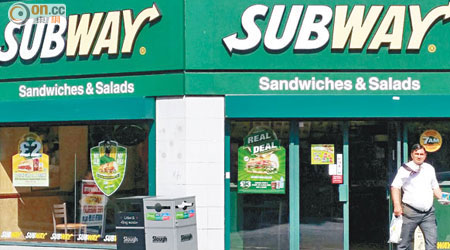 英國一百八十五間Subway分店，改售清真肉品，引起爭議。（章怡攝）