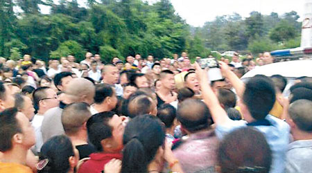 四川都江堰市發生城管打人事件，大批村民與警員對峙。（互聯網圖片）