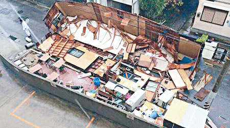 暴風吹毀了一間餐廳。（互聯網圖片）