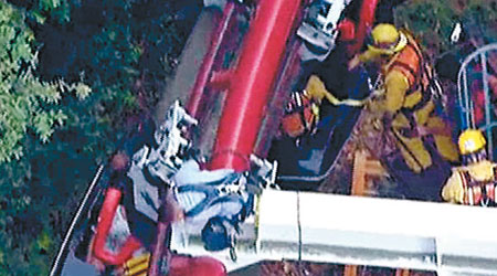 救援人員把滯留的乘客逐一救出。（互聯網圖片）