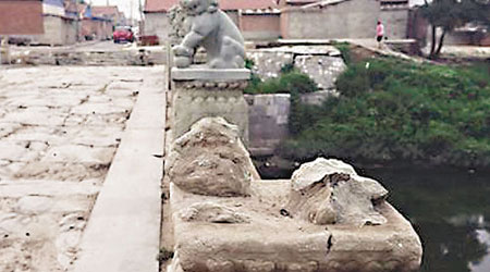 蕭太后橋的石獅損毀嚴重（前）。（互聯網圖片）
