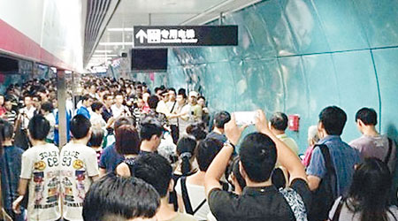 大批乘客被疏散至月台。　（互聯網圖片）