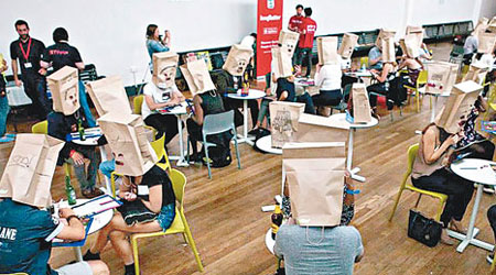 參加者均以紙袋蒙頭，旨在避免以貌取人。（互聯網圖片）