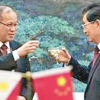 菲律賓總統阿基諾三世（左）訪華曾與時任中國國家主席胡錦濤共慶雙方簽署經貿協議。