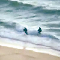 武裝分子從海中奔往海灘。（互聯網圖片）