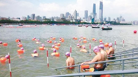 廣州市昨舉行每年一度的橫渡珠江活動。（互聯網圖片）