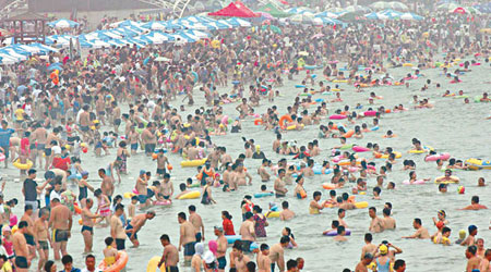 青島第一海水浴場因高溫天氣逼滿人潮。（互聯網圖片）