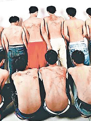 赤裸上身的男生背部和肩部都留有深淺不一的血痕。（互聯網圖片）