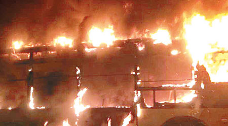 巴士突然爆炸起火。（互聯網圖片）
