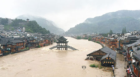 湖南鳳凰古城一座橫跨在江上的橋樑被淹。（中新社圖片）