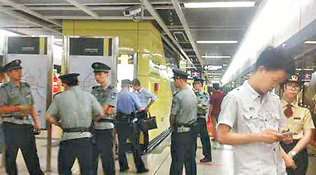 警方到地鐵站調查。 （互聯網圖片）