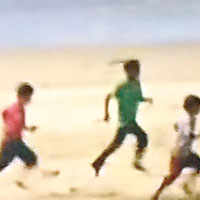 被炸死的其中三名小童事前正在沙灘上玩耍。（互聯網圖片）