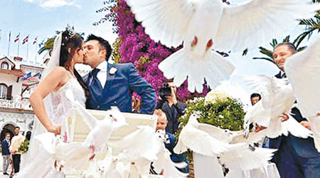波萊塞策劃的婚禮絕對夠排場，連白鴿都用上。（互聯網圖片）