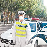 玉門市警方穿上防護衣物執勤。　（互聯網圖片）