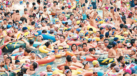 山西太原游泳池於高溫天氣下被遊客逼爆如「下餃子」。　（中新社圖片）