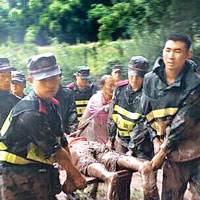 芒海鎮救援人員合力抬出死傷者。（互聯網圖片）